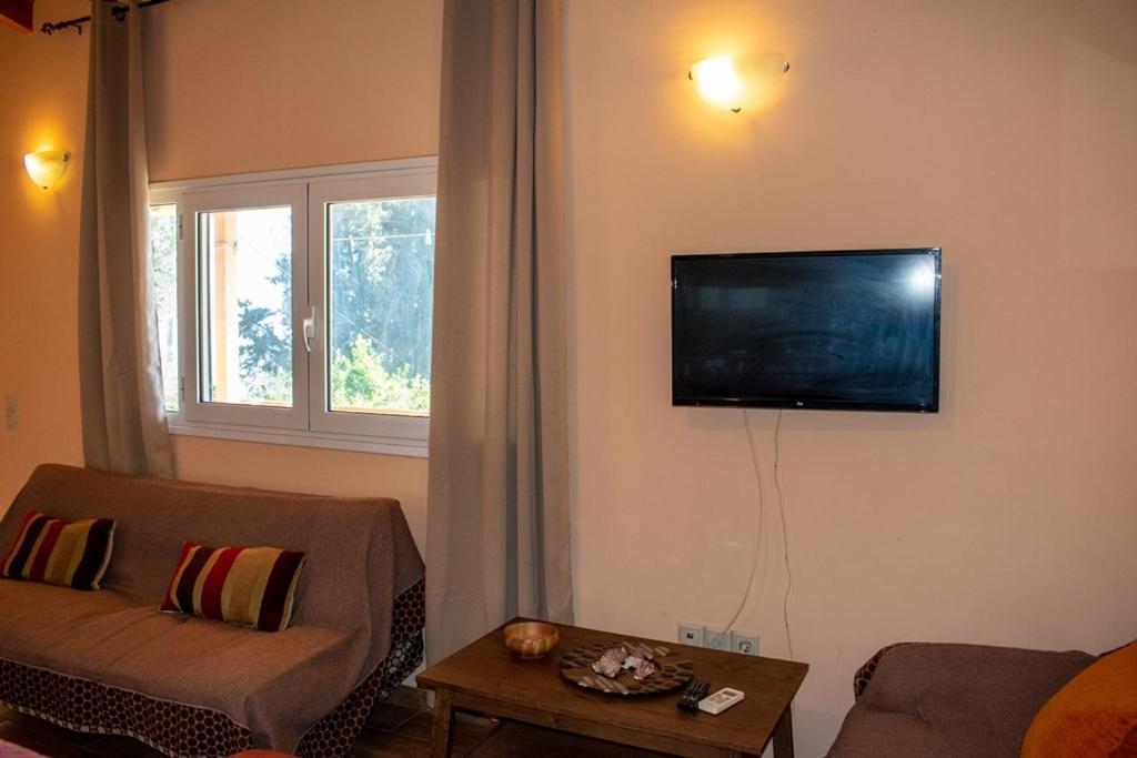 Takis & Eirini Family Apartments Perama  Buitenkant foto