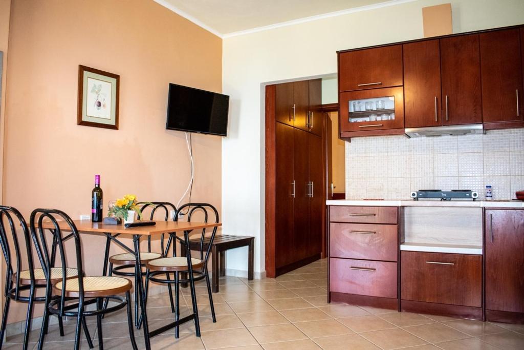 Takis & Eirini Family Apartments Perama  Buitenkant foto