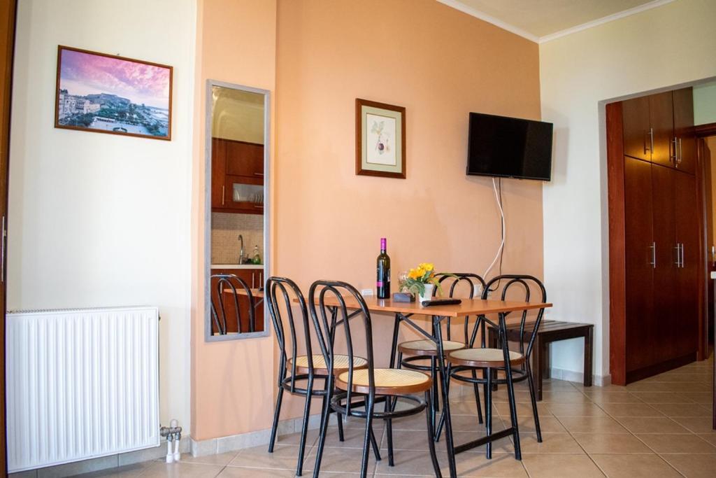 Takis & Eirini Family Apartments Perama  Buitenkant foto