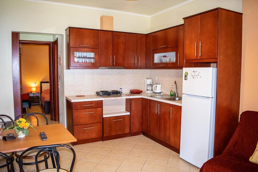 Takis & Eirini Family Apartments Perama  Buitenkant foto