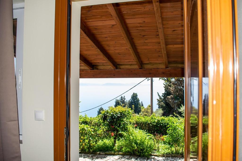 Takis & Eirini Family Apartments Perama  Buitenkant foto