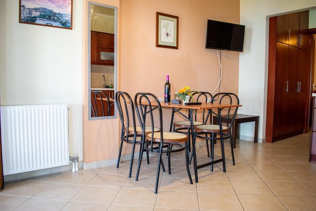 Takis & Eirini Family Apartments Perama  Buitenkant foto