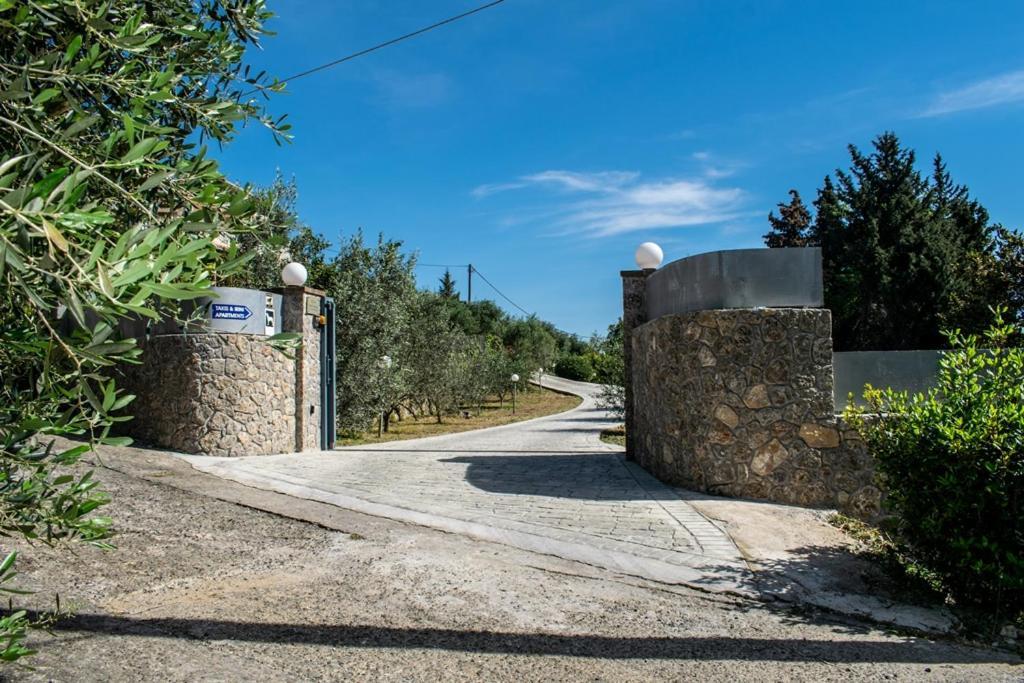 Takis & Eirini Family Apartments Perama  Buitenkant foto