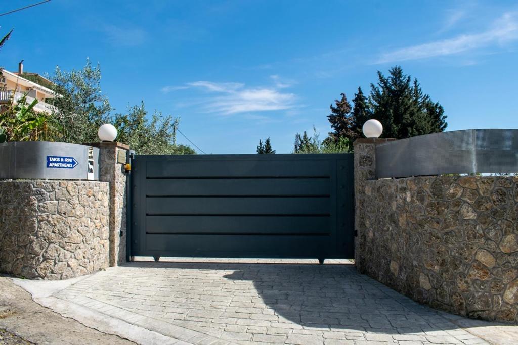 Takis & Eirini Family Apartments Perama  Buitenkant foto